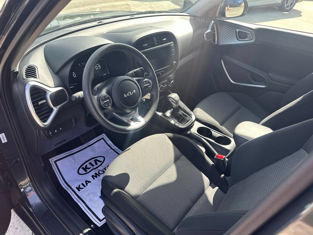 Used 2025 Kia Soul LX w/ LX Technology Package FWD image 25