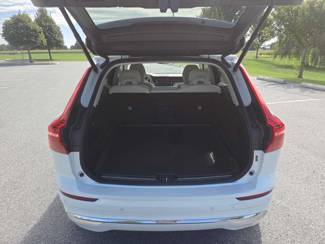 Used 2022 Volvo XC60 B5 Inscription AWD/4WD image 12