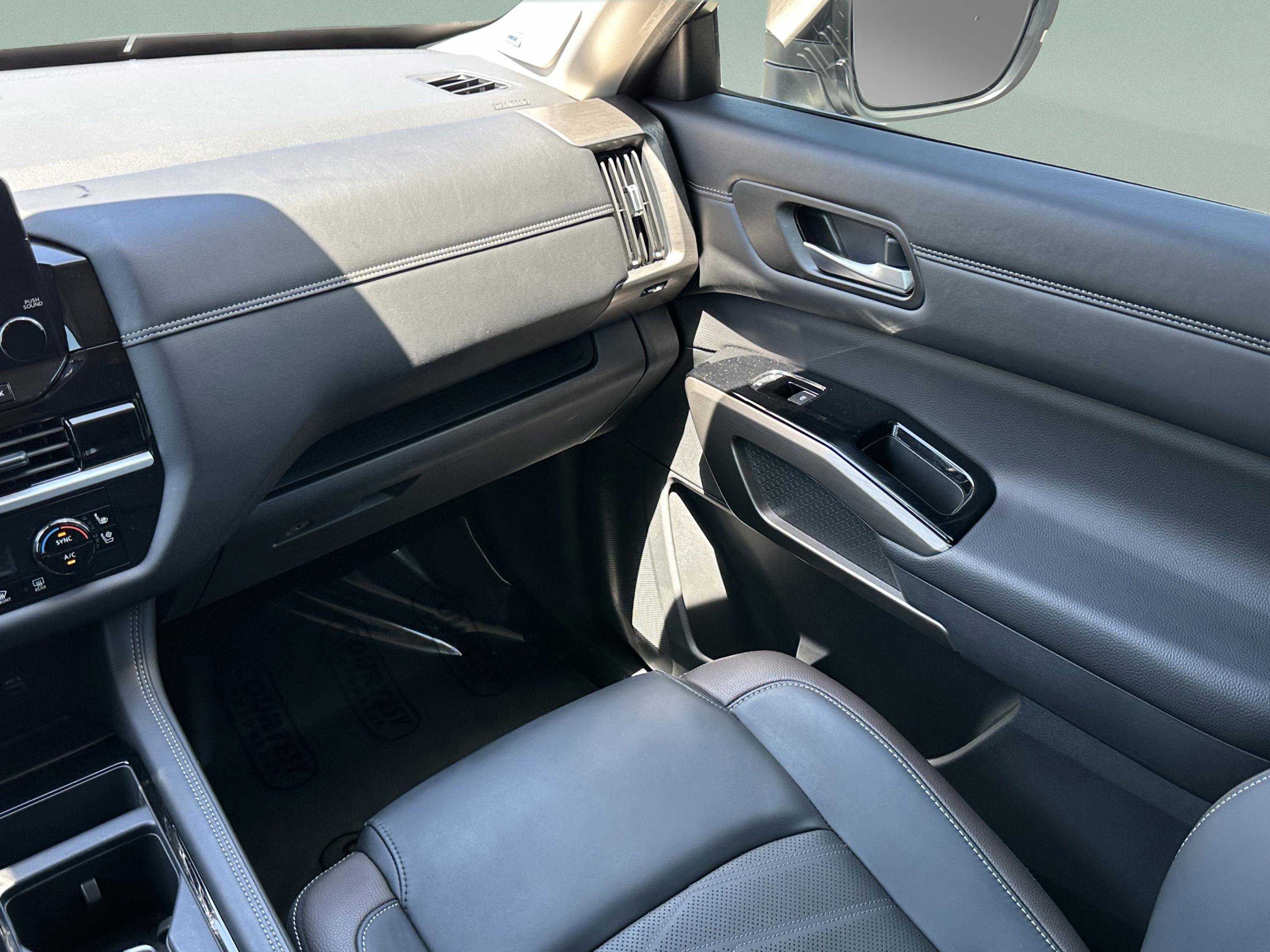 Certified 2025 Nissan Pathfinder Platinum w/ Cargo Package FWD image 15