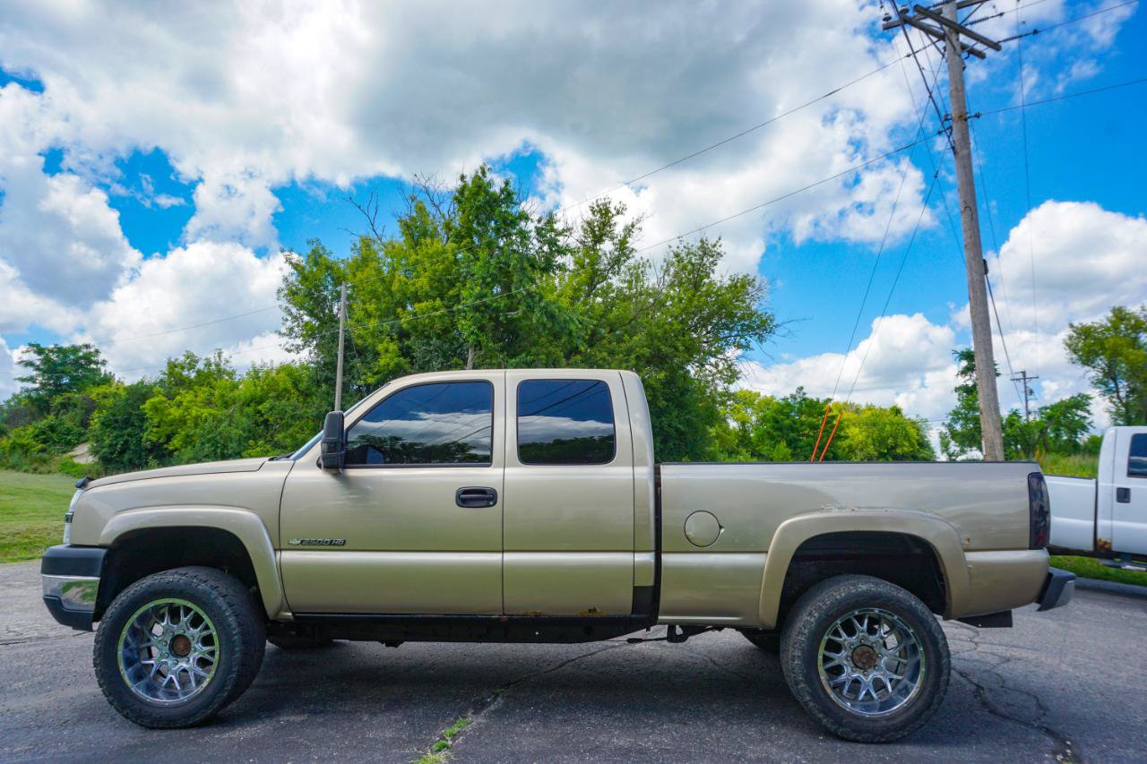 Used 2004 Chevrolet Silverado 2500 LS w/ Heavy-Duty Power Package AWD/4WD image 6