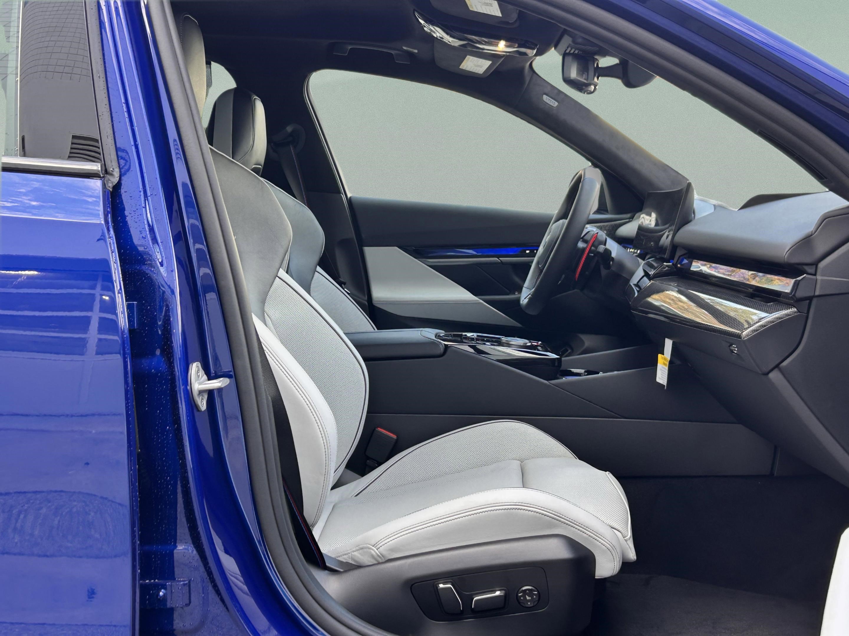 Used 2025 BMW M5 w/ Carbon Package AWD/4WD image 31