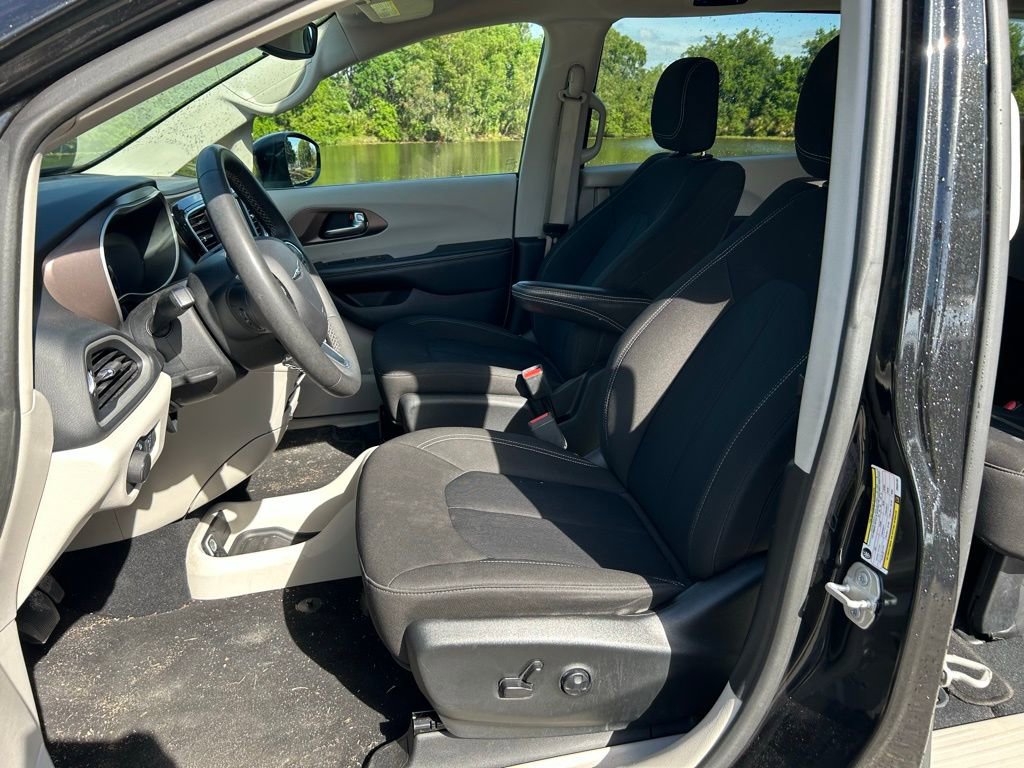 Used 2023 Chrysler Voyager LX FWD image 15