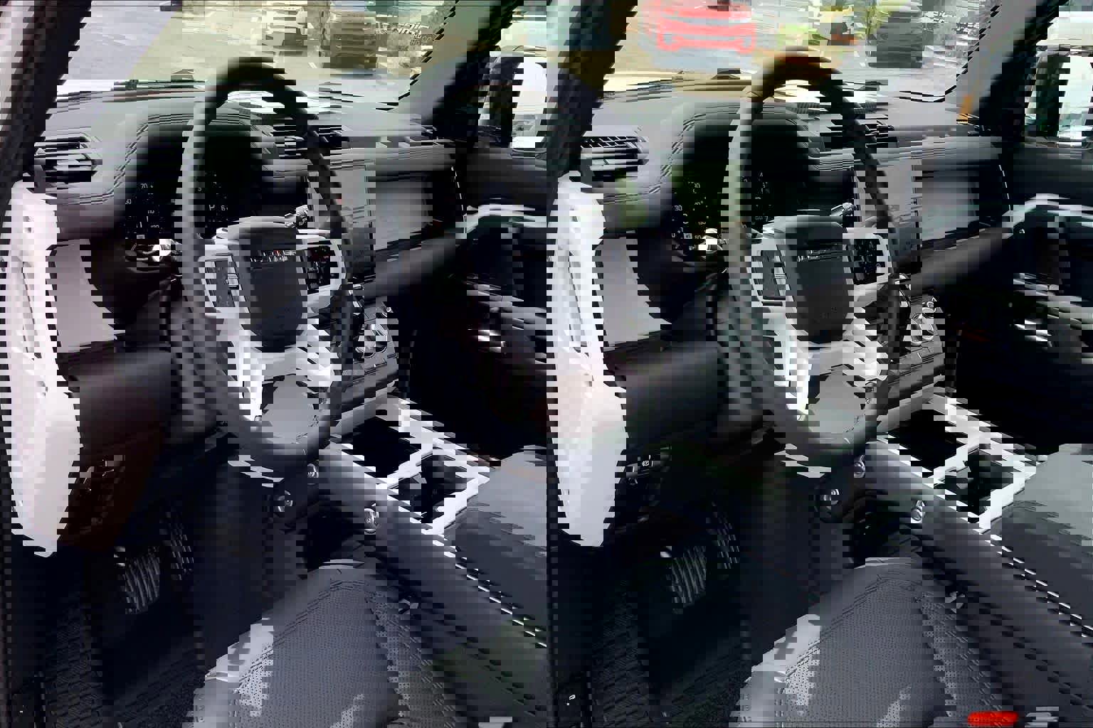 New 2025 Land Rover Defender 90 X-Dynamic SE image 7