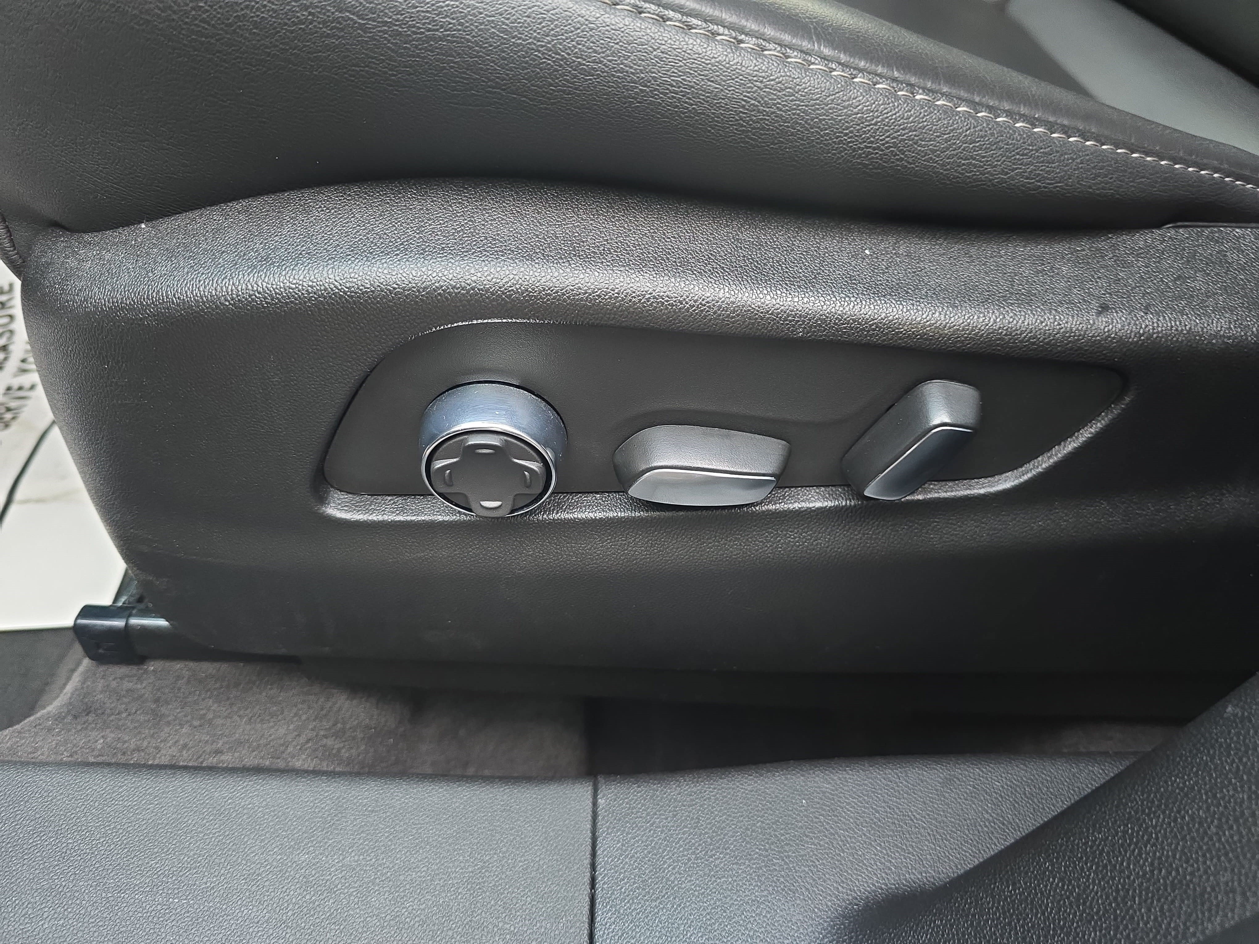 Used 2025 Cadillac XT4 Premium Luxury FWD image 29