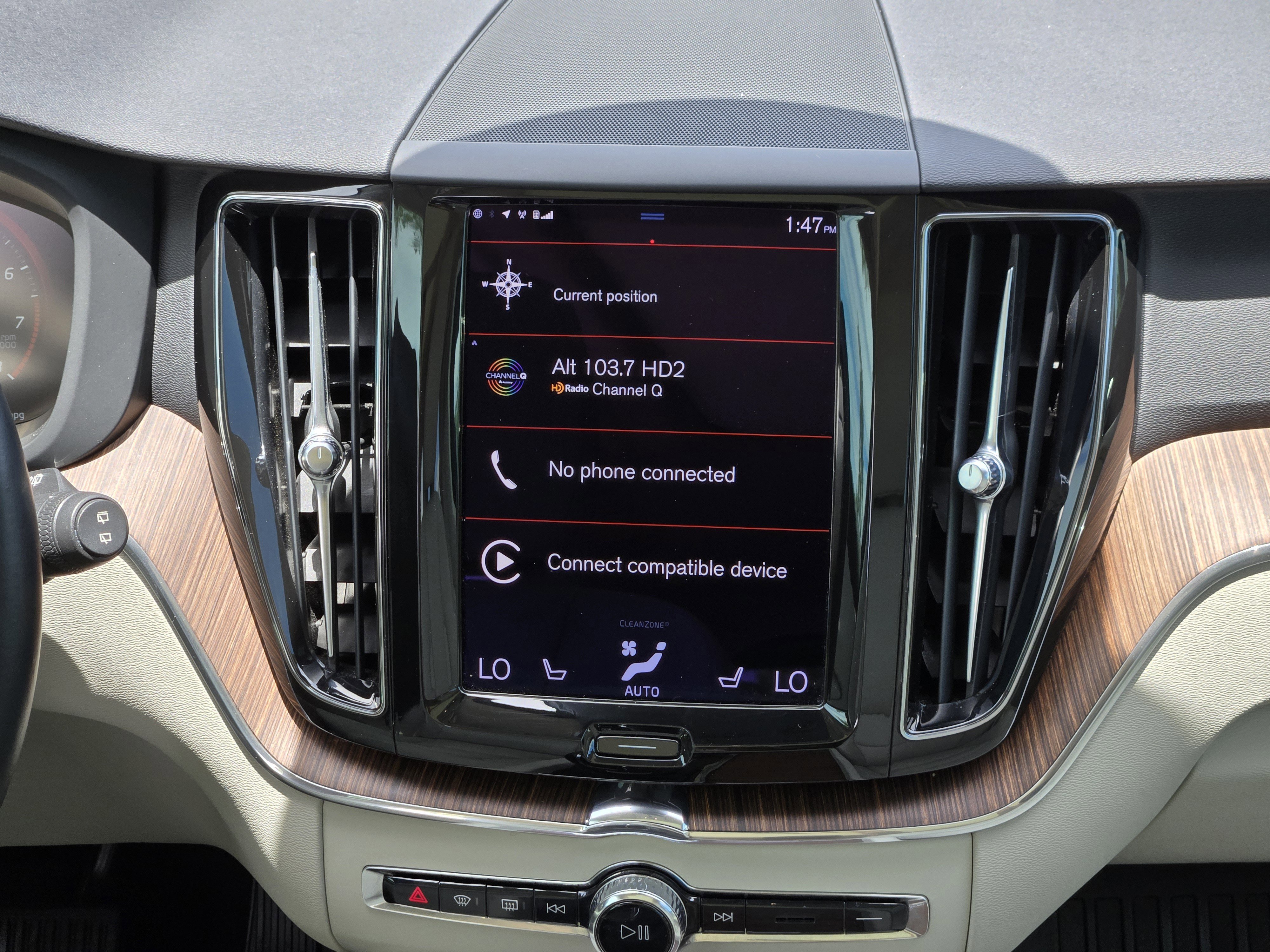 Used 2021 Volvo XC60 T5 Momentum w/ Protection Package Premier FWD image 24
