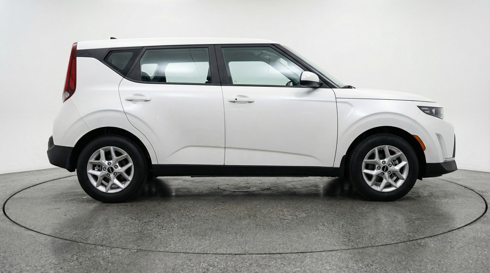 Used 2025 Kia Soul LX w/ LX Technology Package FWD image 11