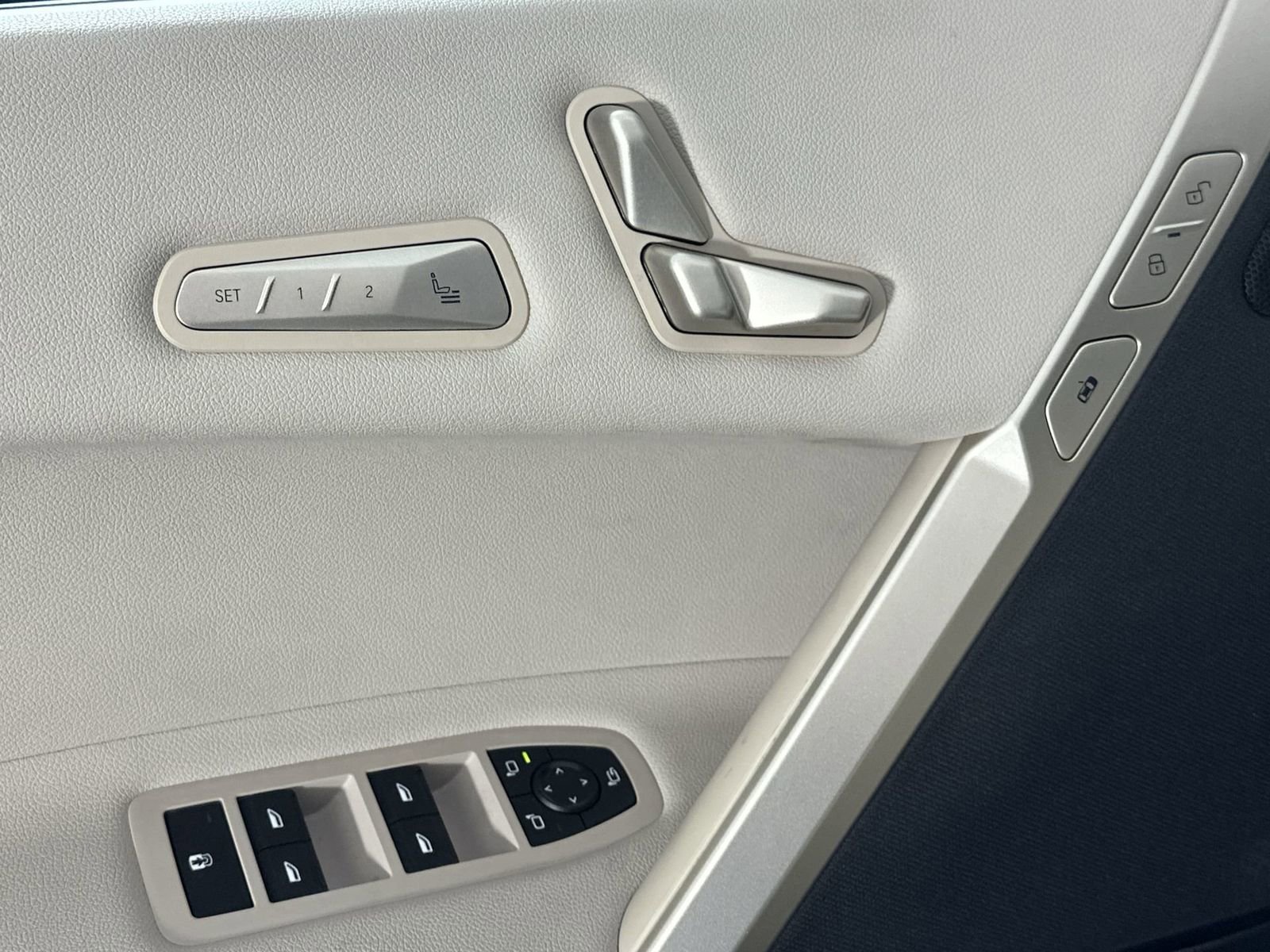 Used 2022 BMW iX xDrive50 w/ Premium Package image 13