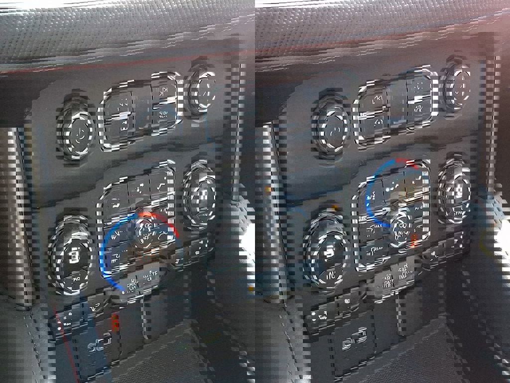 Certified 2022 Chevrolet Suburban RST w/ Luxury Package AWD/4WD image 18