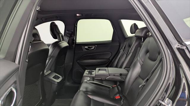 Used 2019 Volvo XC60 T5 Momentum w/ Premium Package FWD image 17