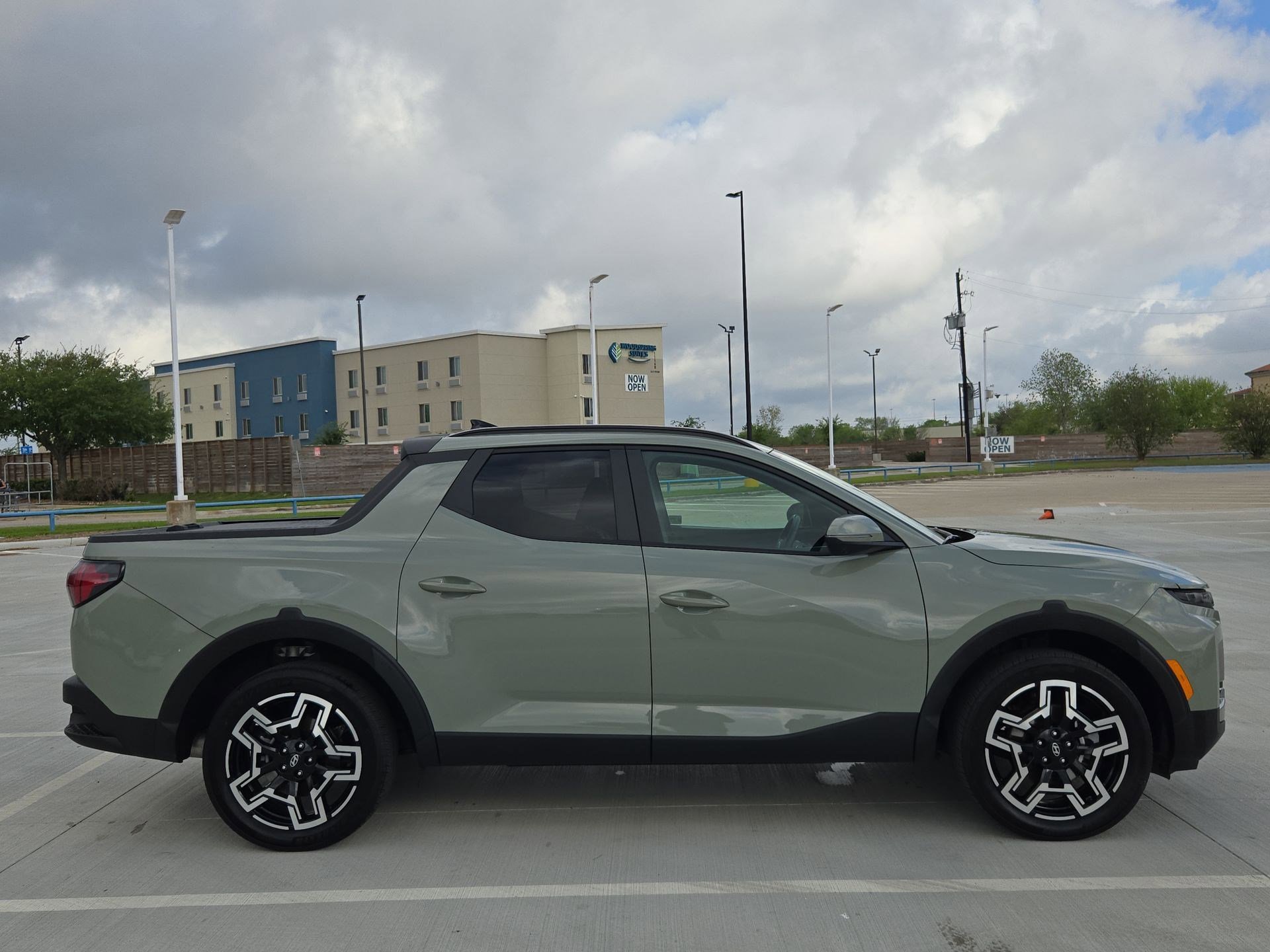 Used 2025 Hyundai Santa Cruz Limited AWD/4WD image 2