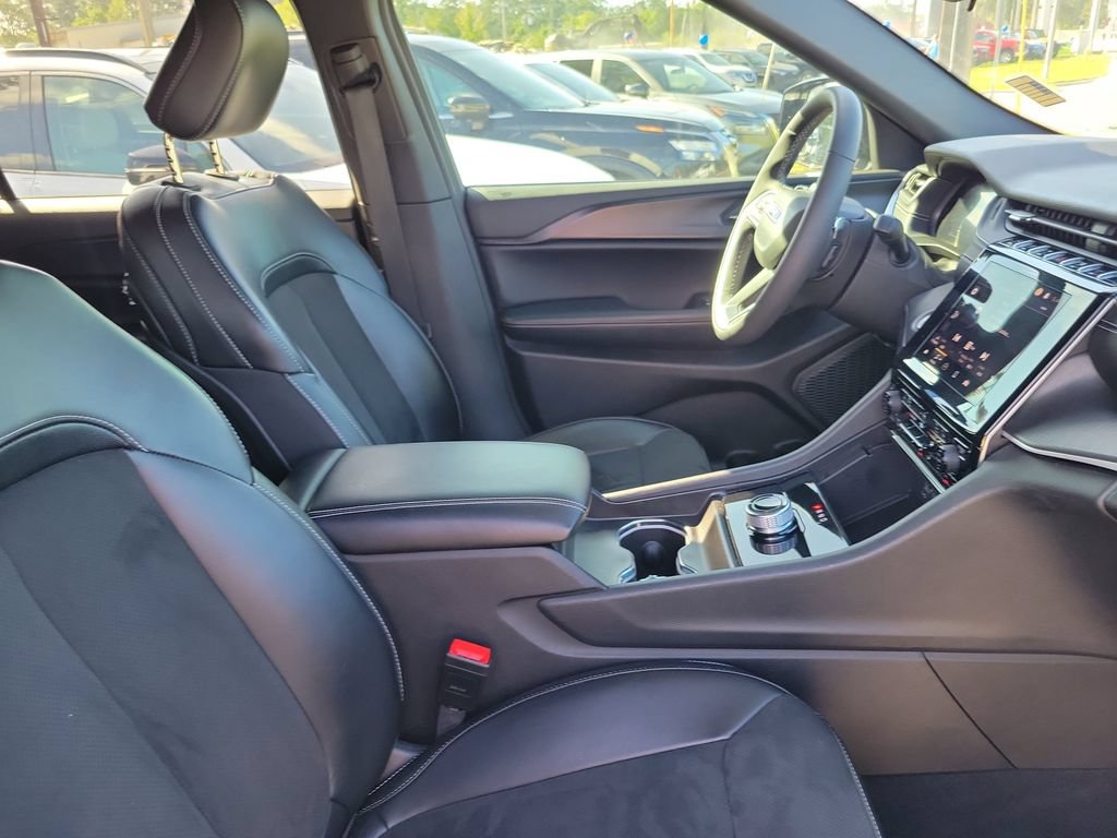 Used 2024 Jeep Grand Cherokee L Altitude AWD/4WD image 36