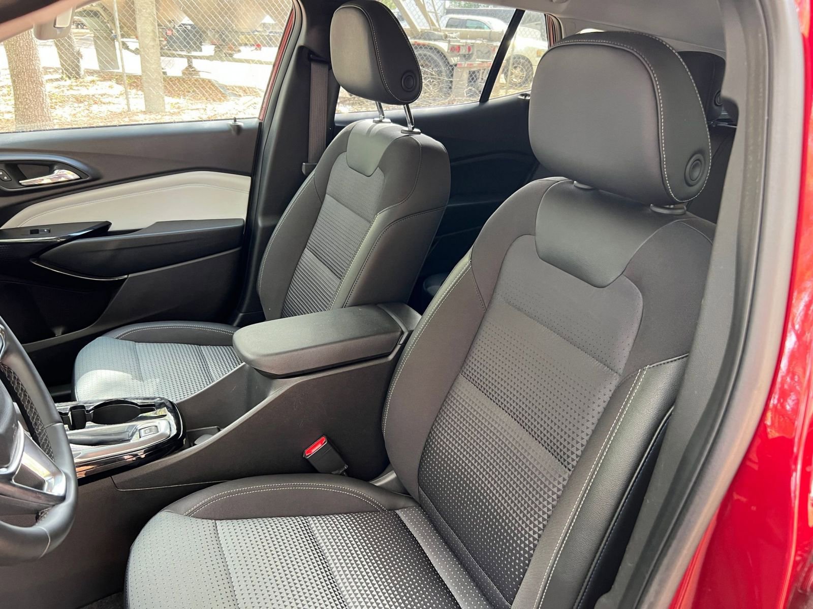 Used 2025 Chevrolet Trax LT w/ LT Convenience Package image 32