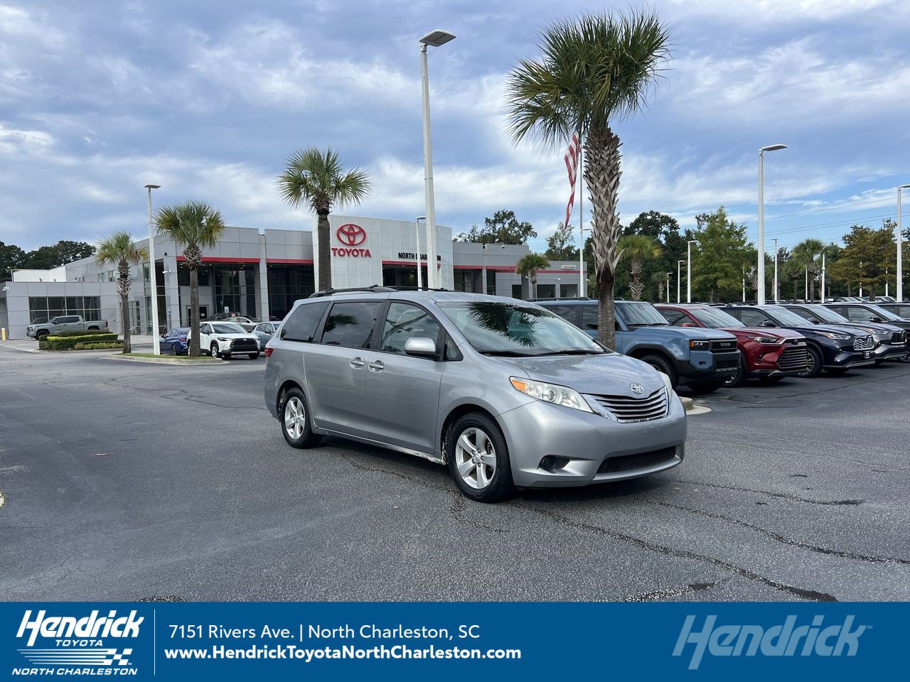 Used 2015 Toyota Sienna LE FWD image 1