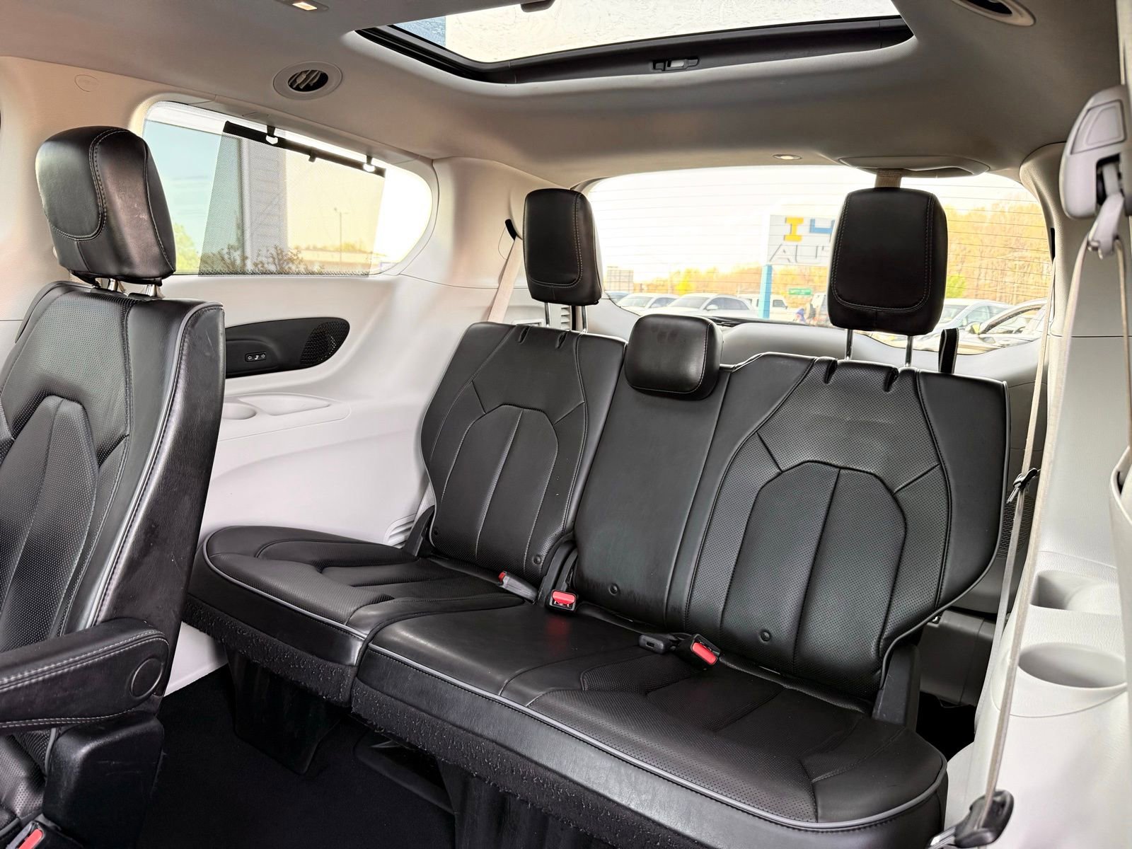 Used 2020 Chrysler Pacifica Limited FWD image 32