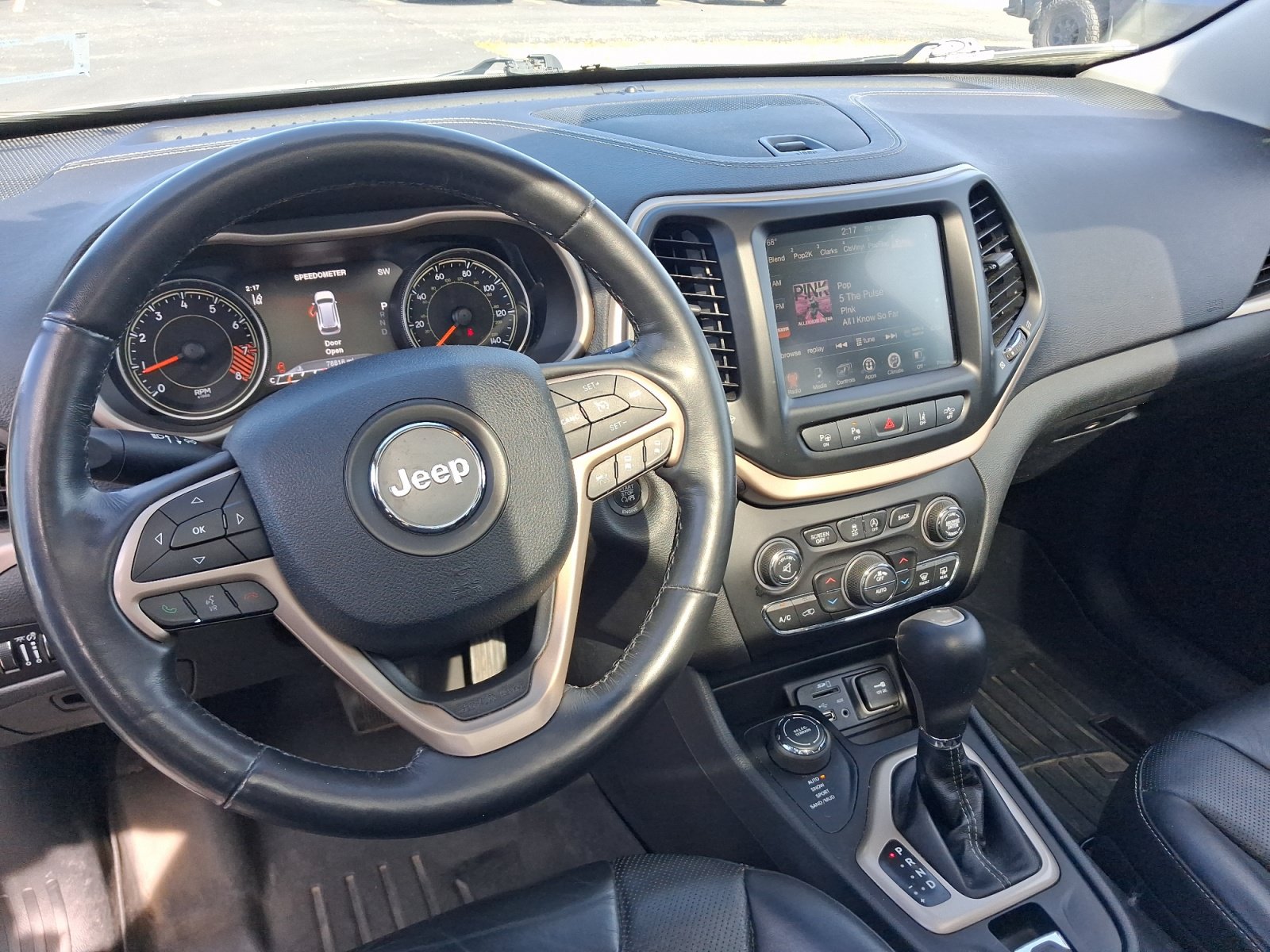 Used 2015 Jeep Cherokee Limited w/ Luxury Group AWD/4WD image 4