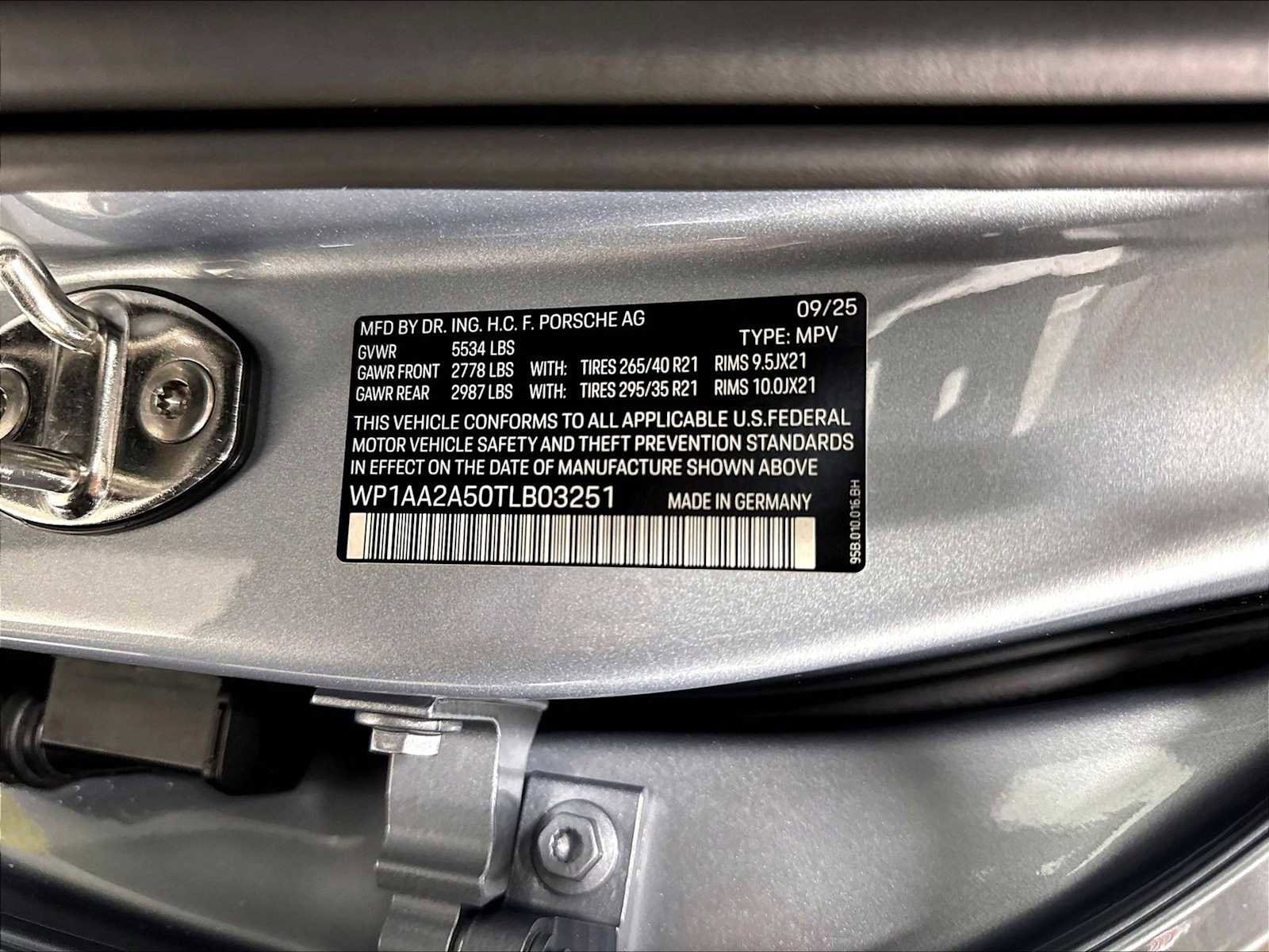 Used 2026 Porsche Macan AWD/4WD image 35