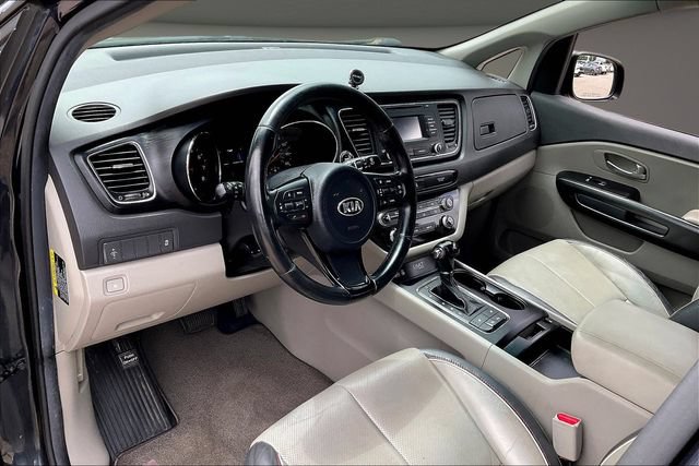 Used 2017 Kia Sedona LX w/ LX Essentials Premium Package FWD image 12
