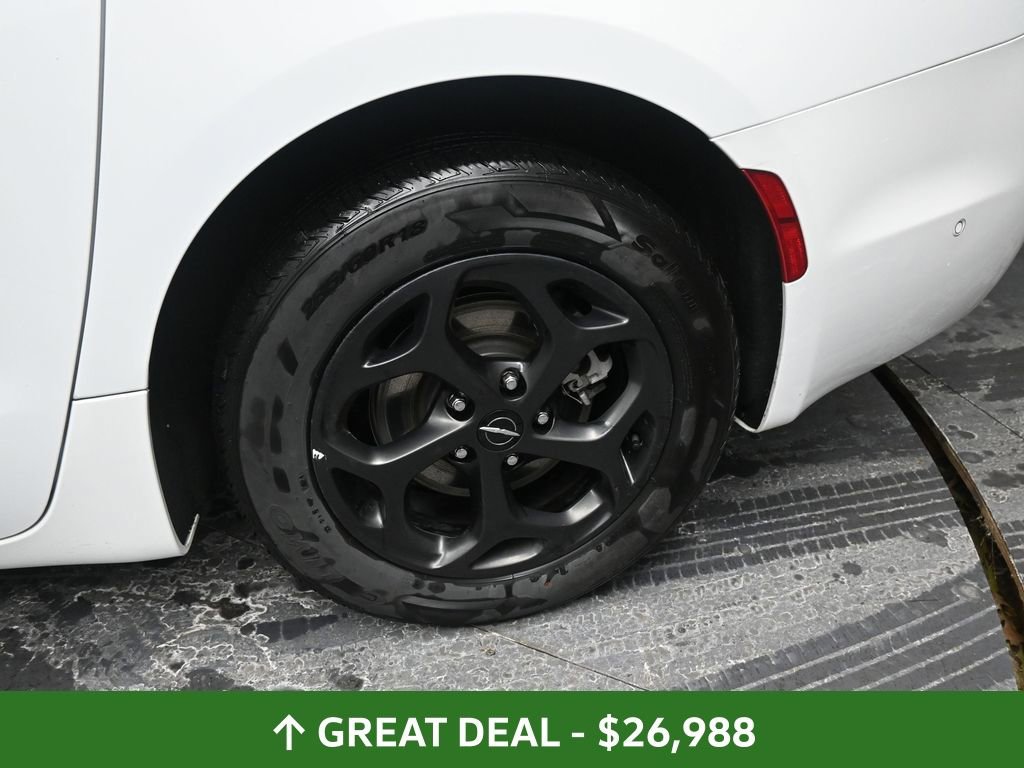 Used 2024 Chrysler Pacifica Select image 16