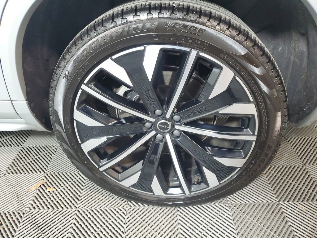 Certified 2025 Volvo XC90 B6 Core w/ Climate Package image 13