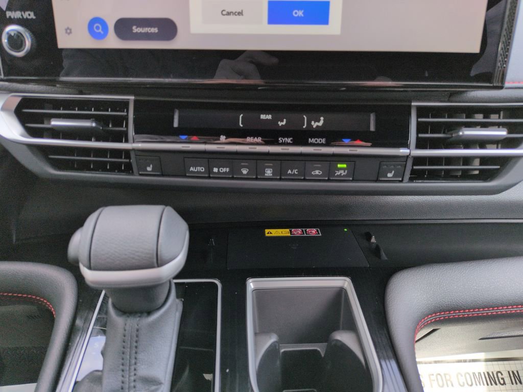 Used 2025 Toyota Sienna XSE w/ XSE Plus Package image 18