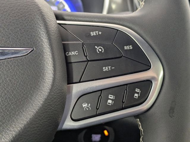 Used 2025 Chrysler Pacifica Select image 15