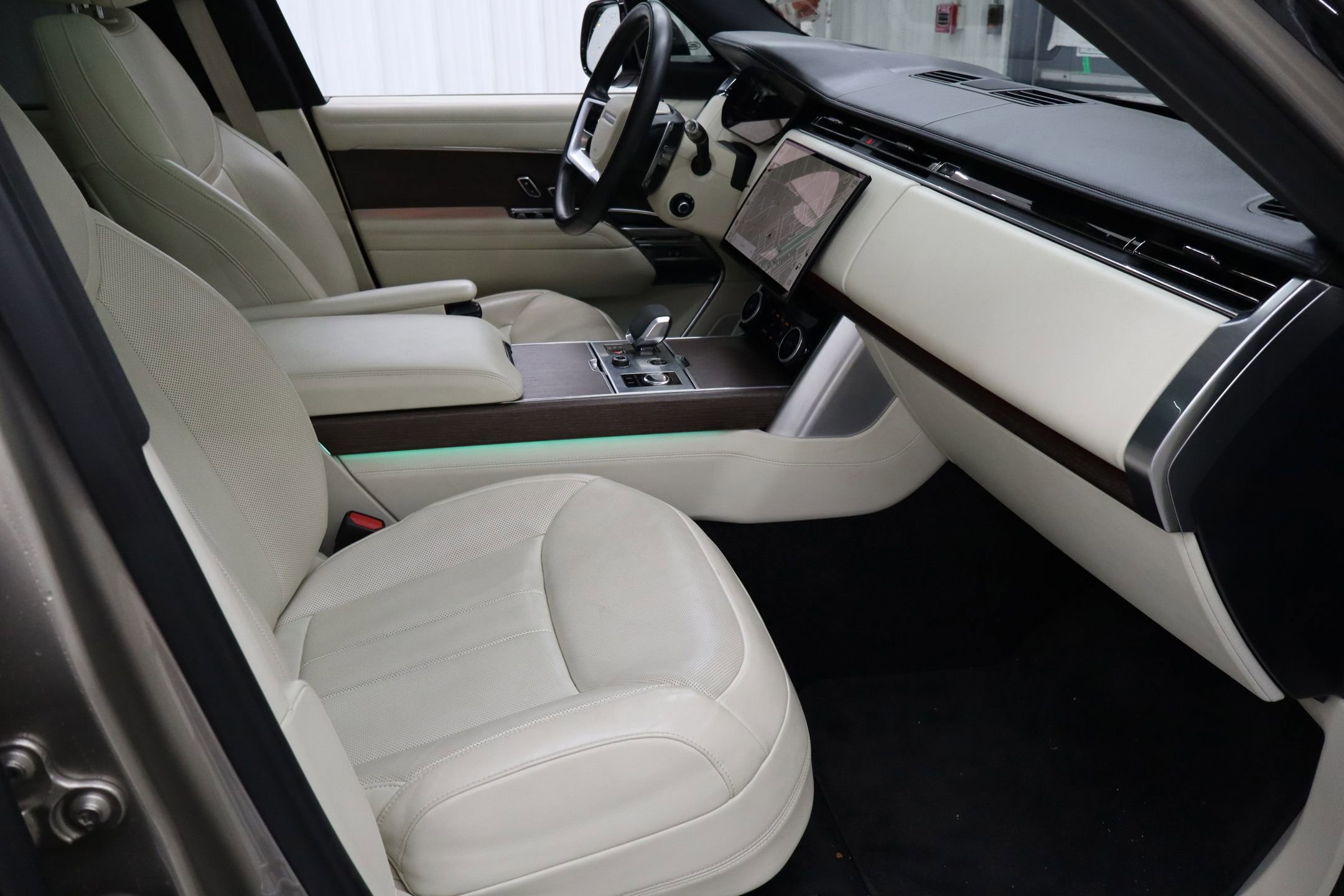 Used 2022 Land Rover Range Rover Long Wheelbase SE image 30