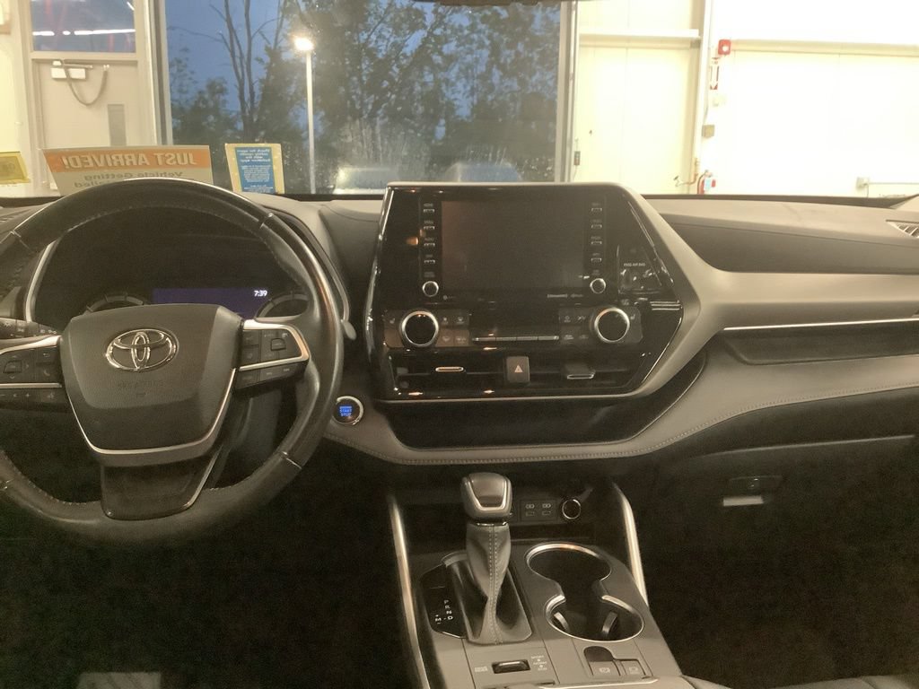Used 2022 Toyota Highlander XLE AWD/4WD image 7