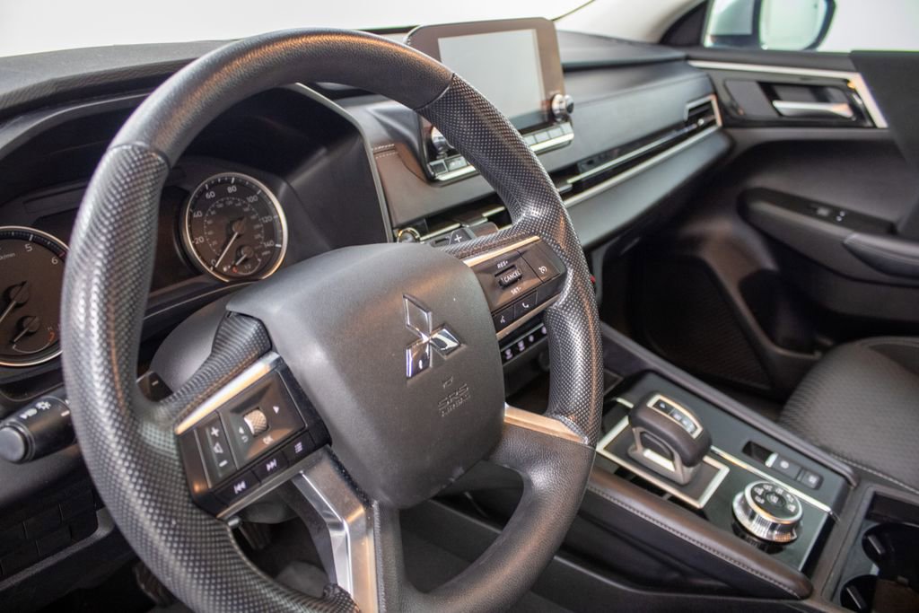 Used 2023 Mitsubishi Outlander SEL image 2
