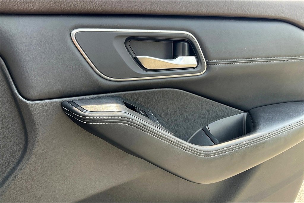 Used 2021 Nissan Rogue SV w/ Premium Package image 22