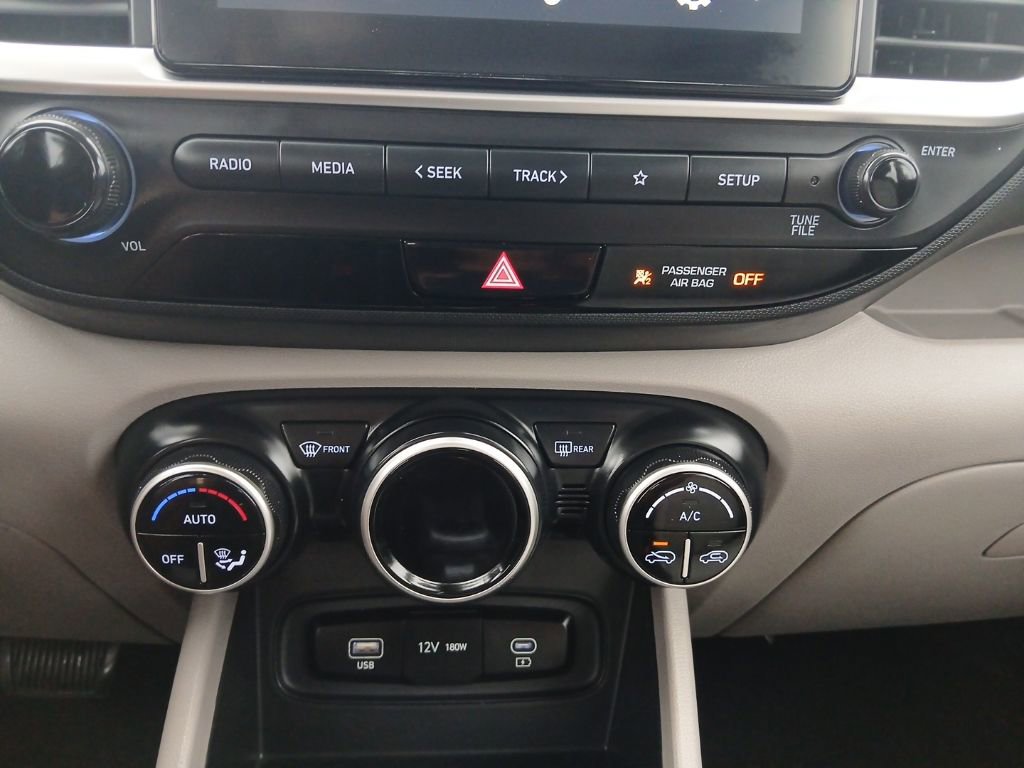 Used 2023 Hyundai Venue SEL image 18