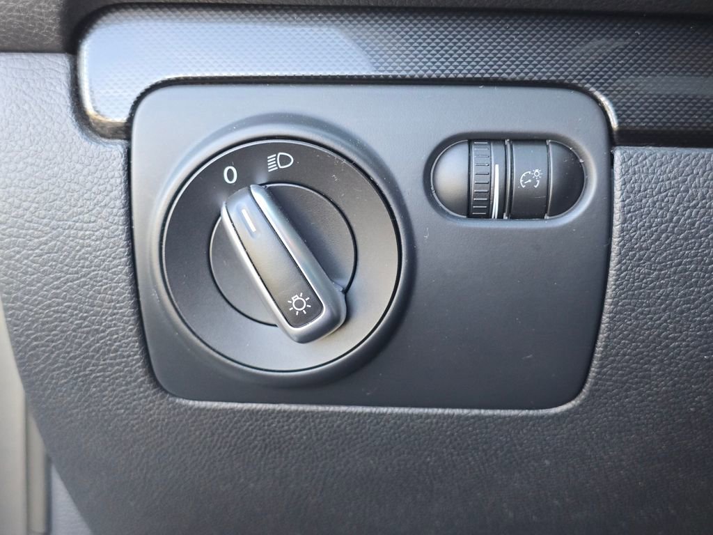 Used 2011 Volkswagen Jetta SE w/ Wheel & Sunroof Pkg FWD image 24