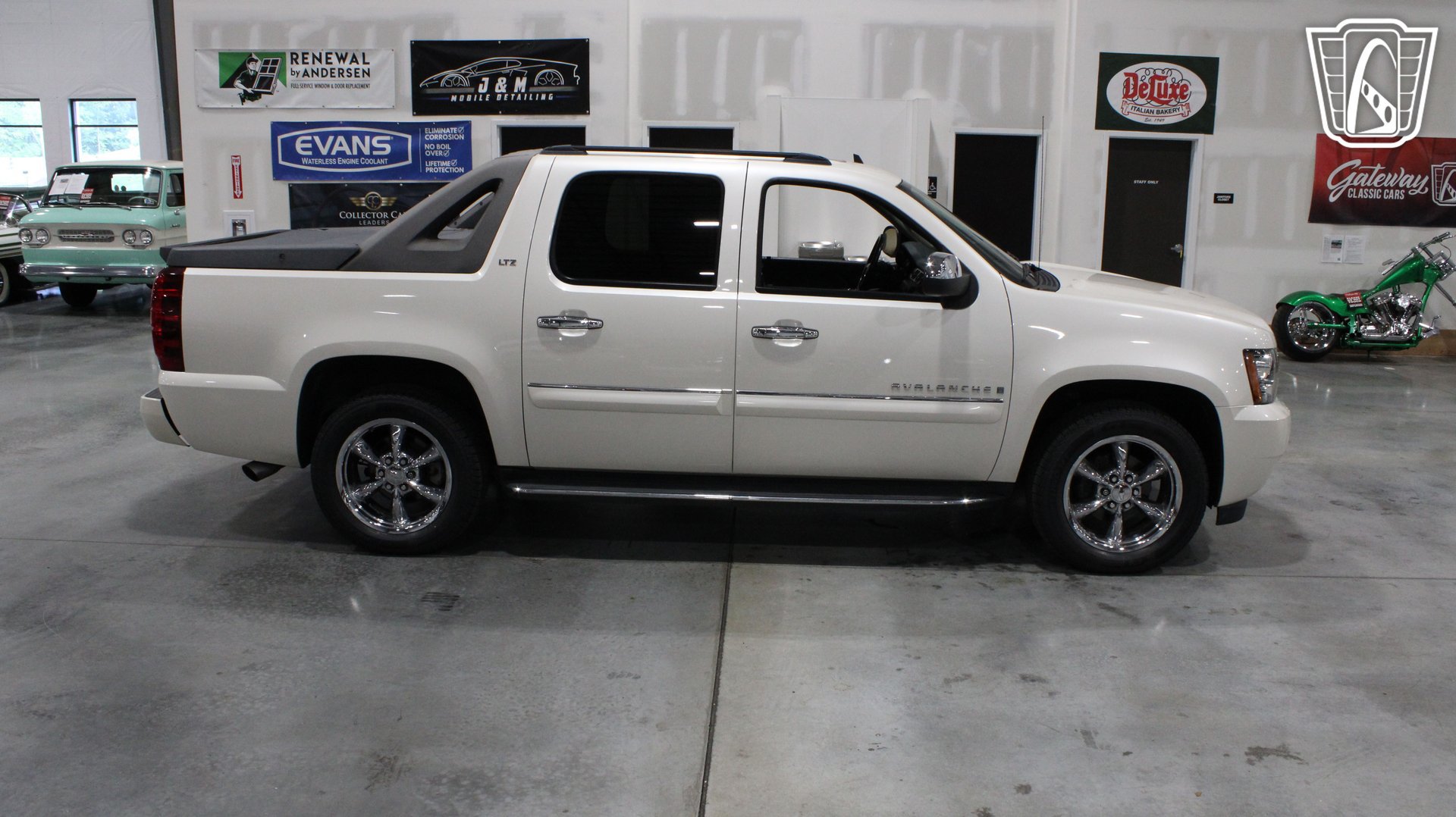 Used 2008 Chevrolet Avalanche LTZ w/ LTZ Preferred Equipment Group AWD/4WD image 35