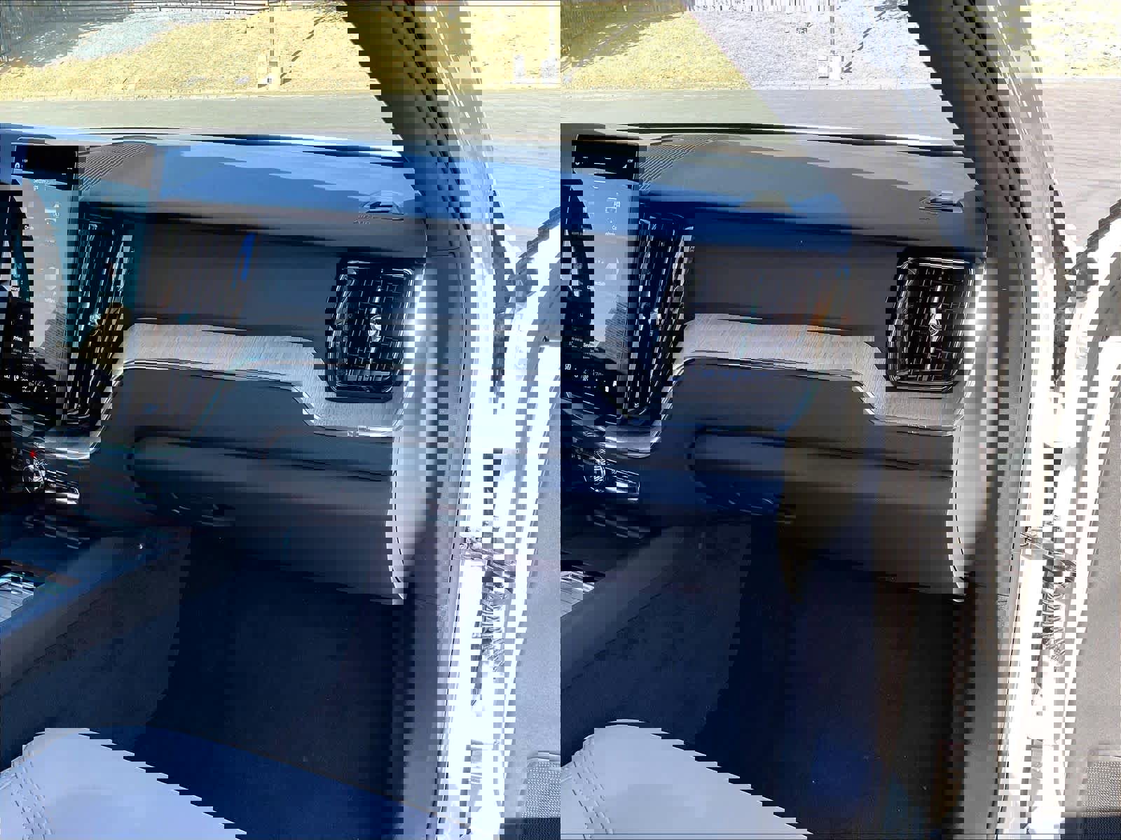 New 2026 Volvo XC60 B5 Plus w/ Climate Package image 28