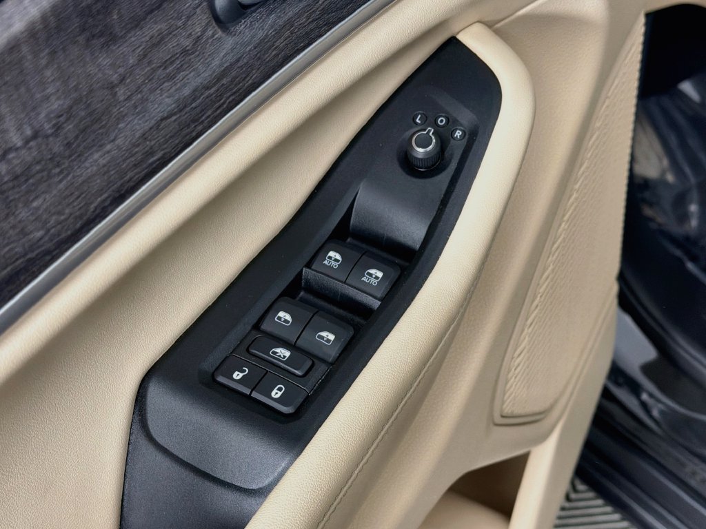 Used 2025 Jeep Grand Cherokee L Limited w/ Luxury Tech Group II AWD/4WD image 18
