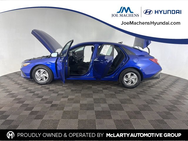 Used 2025 Hyundai Elantra SE image 11
