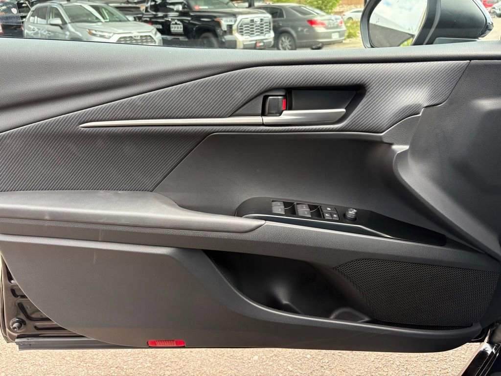 Used 2025 Toyota Camry SE image 11