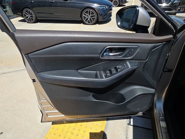 Used 2023 Nissan Rogue Platinum w/ Platinum Premium Package AWD/4WD image 11