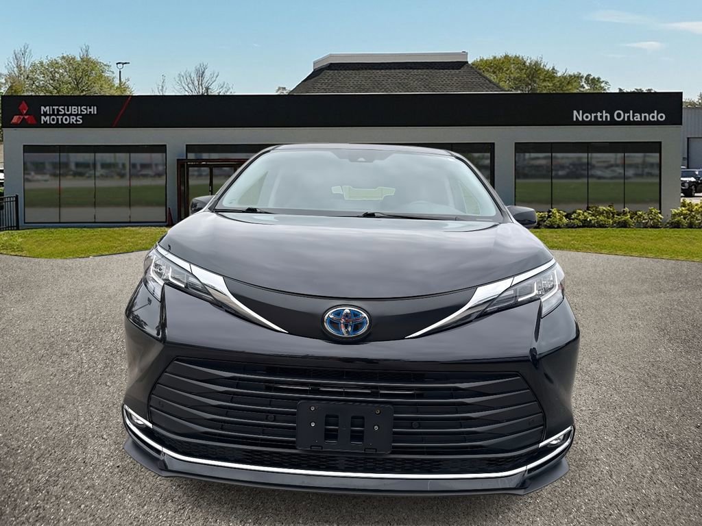 Used 2023 Toyota Sienna XLE image 8