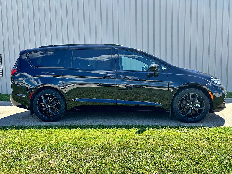 New 2026 Chrysler Pacifica Limited w/ S Appearance Package FWD image 3