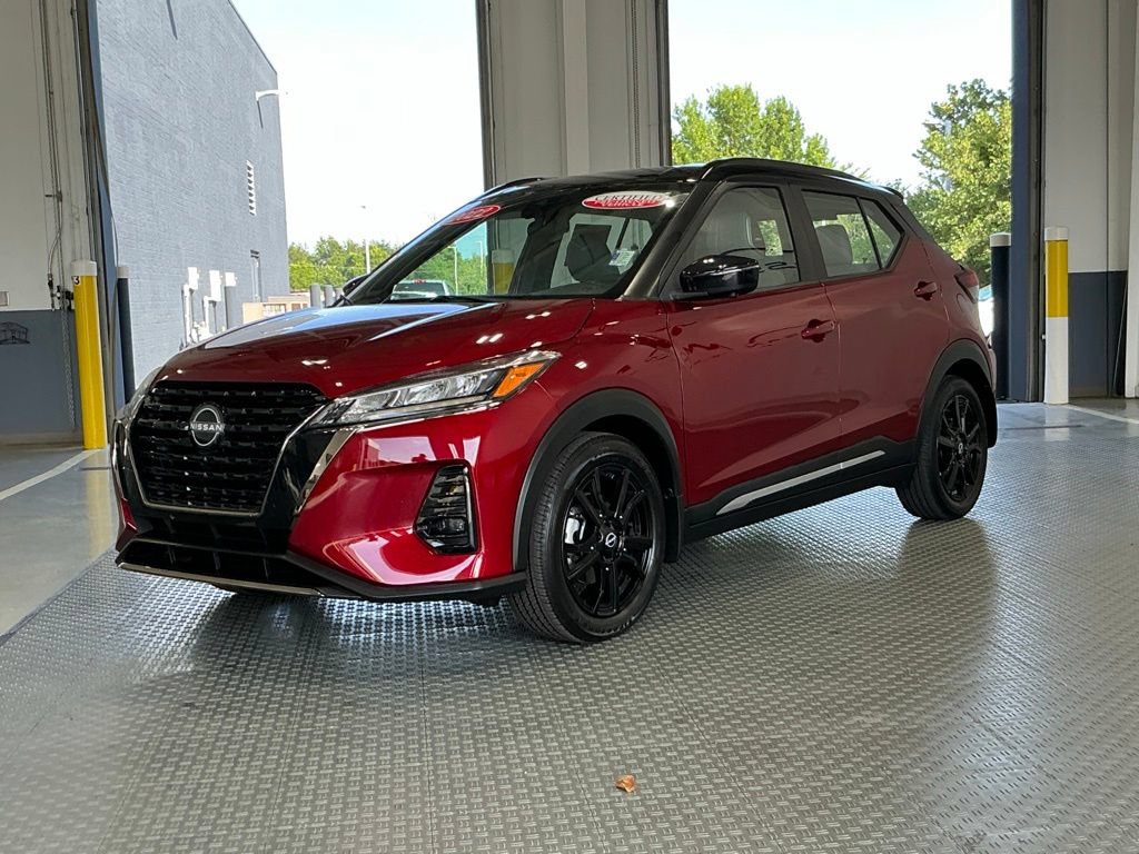Used 2022 Nissan Kicks SR w/ Premium Package FWD image 2