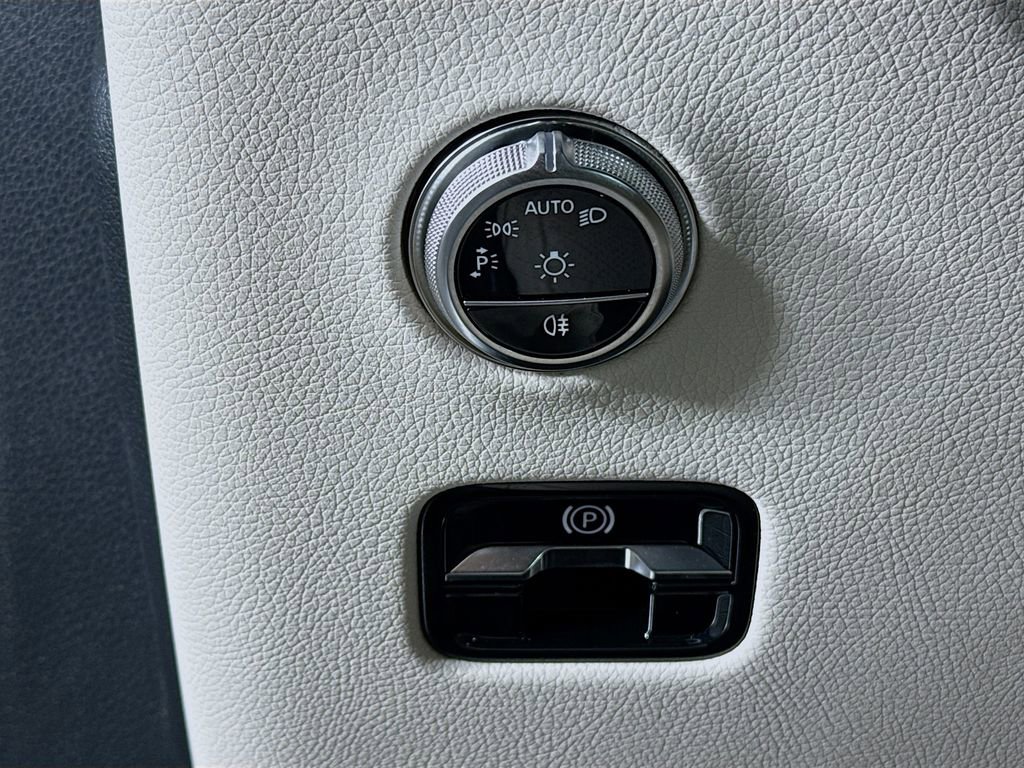 Used 2025 Mercedes-Benz GLC 300 4MATIC image 10