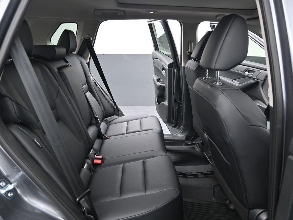 Used 2026 Nissan Rogue Dark Armor AWD/4WD image 12