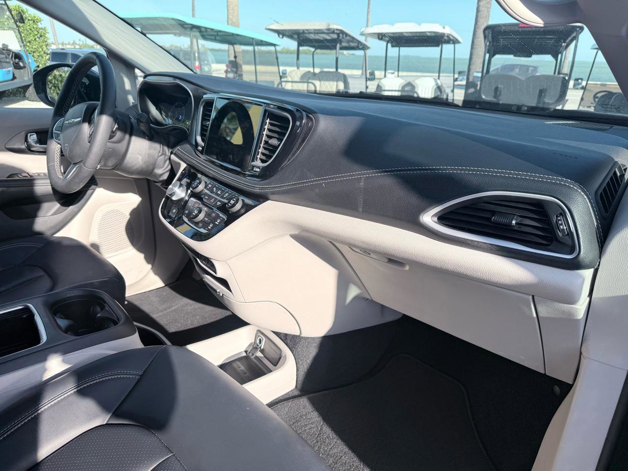 Used 2024 Chrysler Pacifica Touring-L image 15