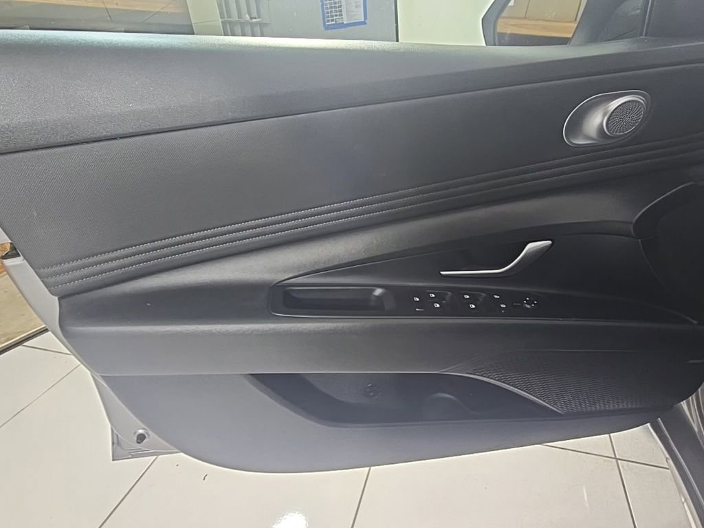 Used 2022 Hyundai Elantra Limited image 12