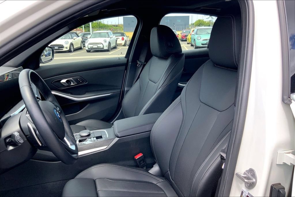 Used 2024 BMW 330e w/ Convenience Package RWD image 25