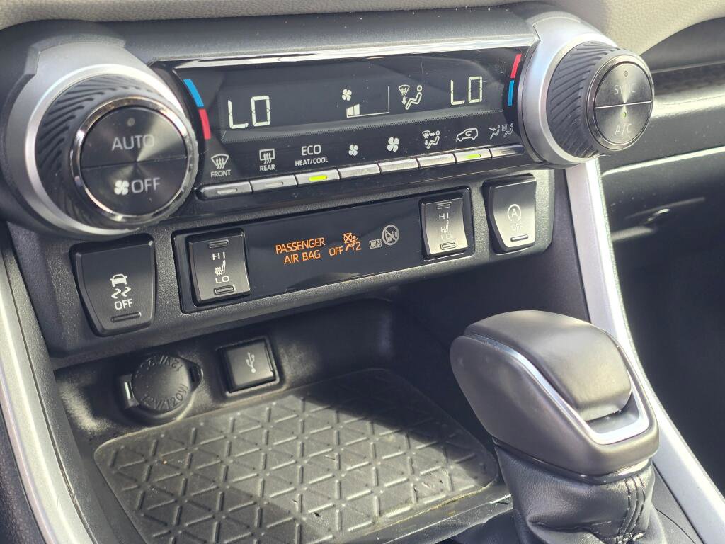 Used 2022 Toyota RAV4 XLE Premium image 16