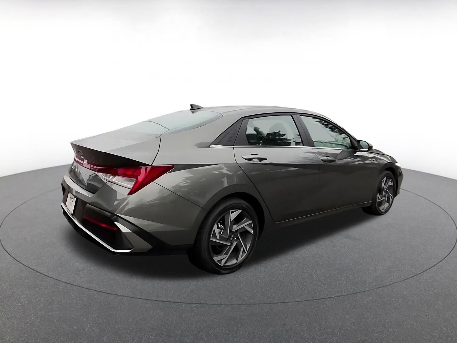 Used 2025 Hyundai Elantra SEL FWD image 14