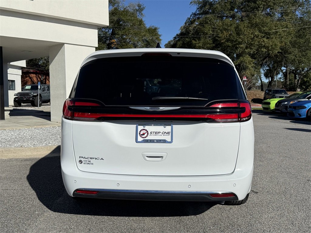 Used 2025 Chrysler Pacifica Select image 6