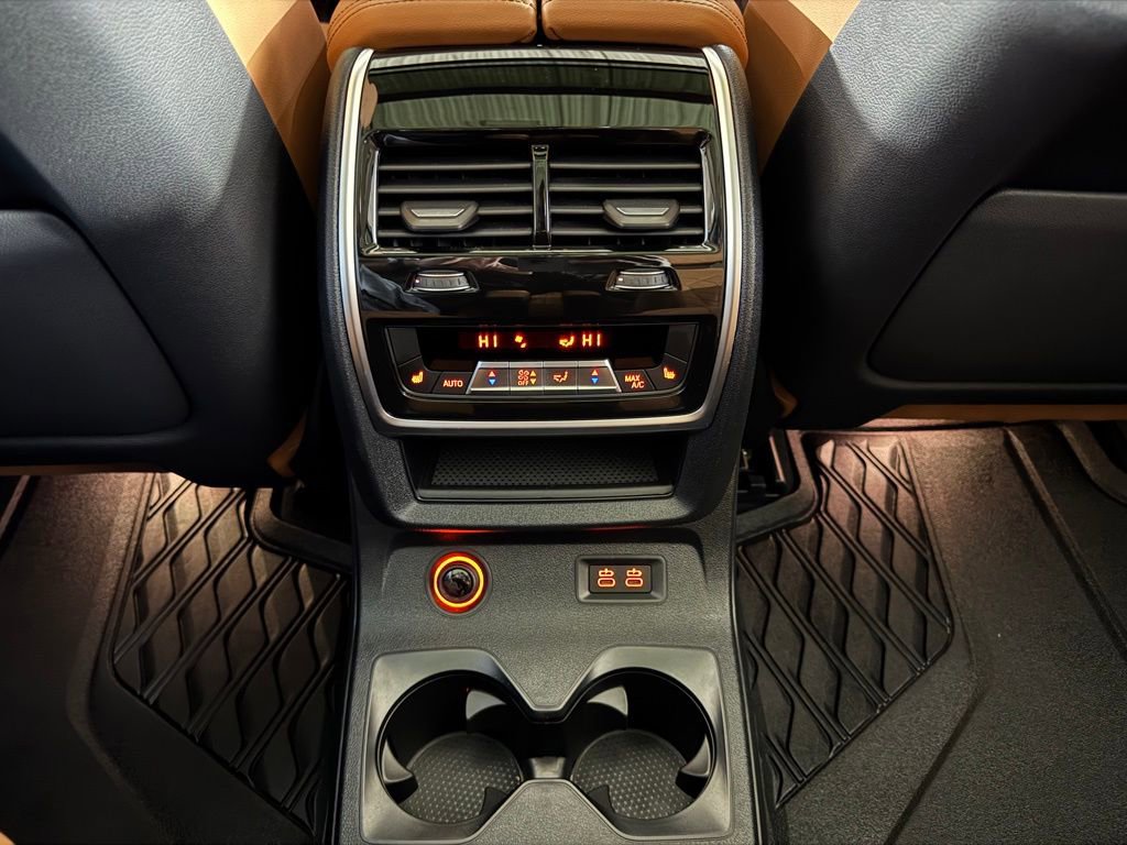 Used 2024 BMW X7 xDrive40i w/ Premium Package image 25