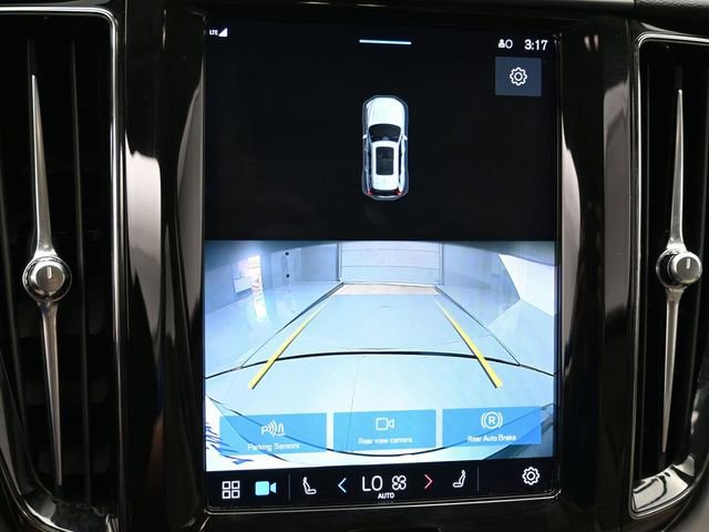 Used 2022 Volvo XC60 B5 Momentum image 21